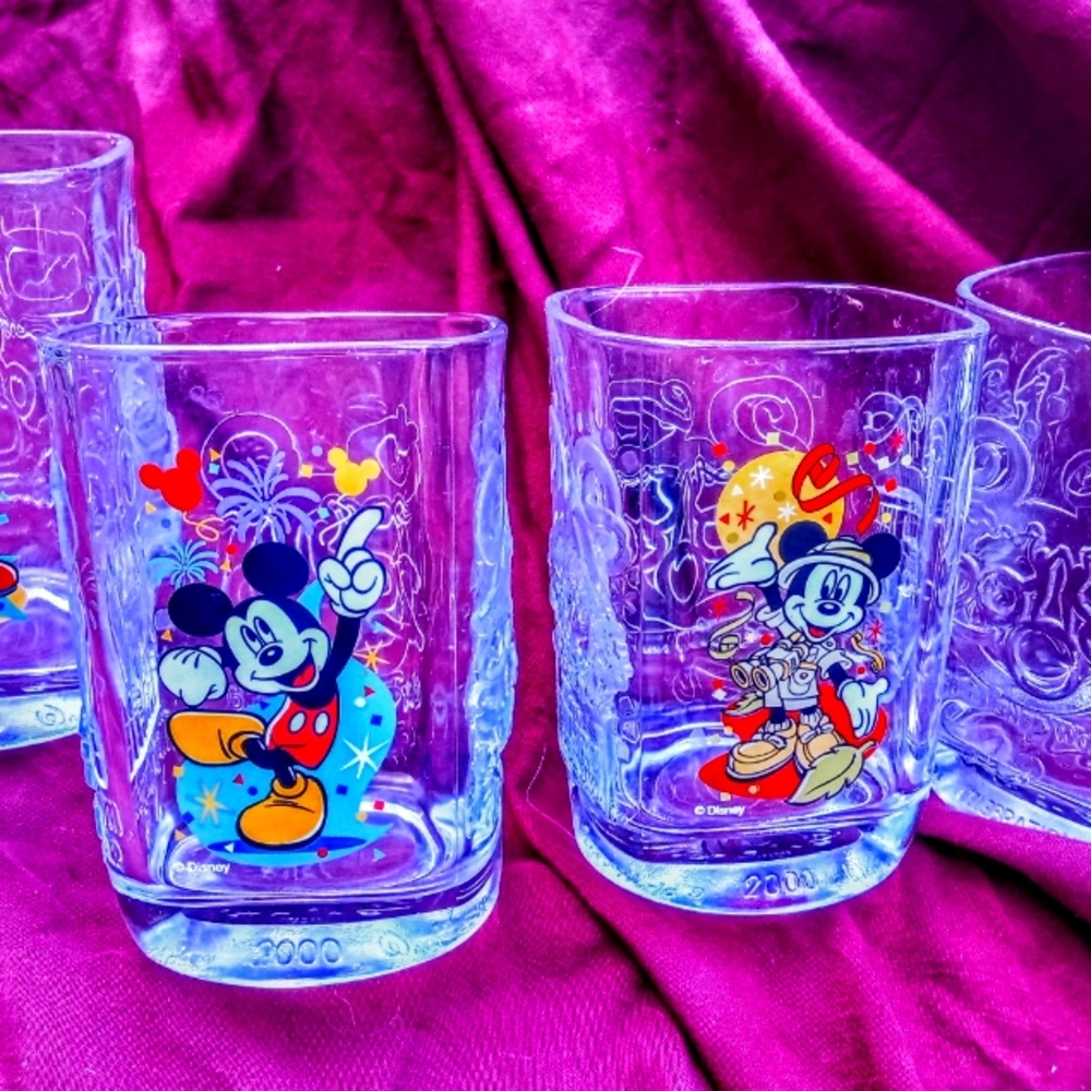 McDonald's Walt Disney 2000 set of 4 glass tumblers - Picture 2 of 7